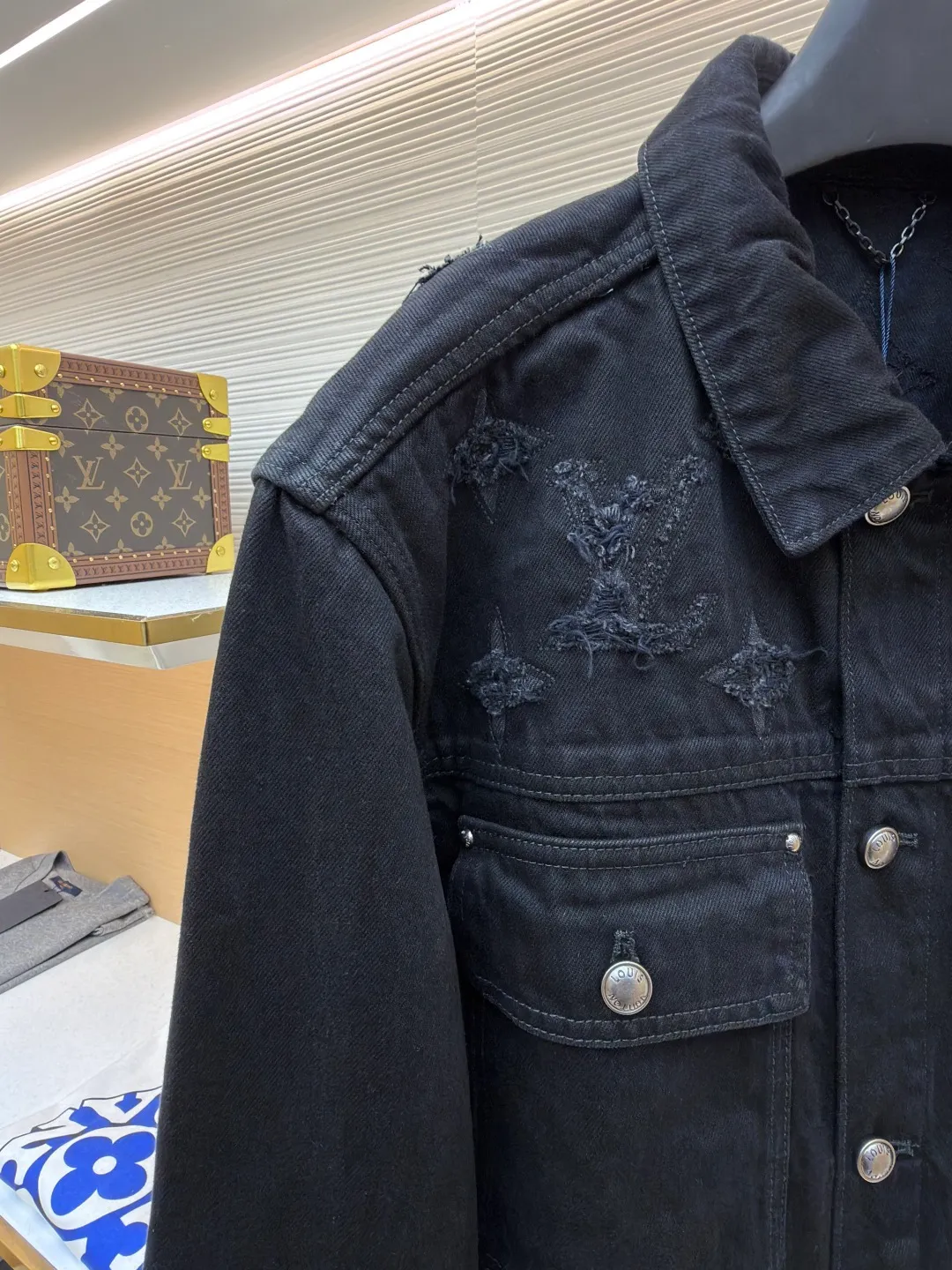 LOUIS VUITTON washed ripped denim jacket ●Authentic product: Purchased and developed by 25703 ●Item number: 1682311-B95 ●Fabric: pure cotton exclusive denim material ●Technology: laser burning ●Version: fitted version ●Weight: about 1205 grams ●Size: 48-59-52-54 ●Description: This destroyed detail is really cool. This washed denim truck elevates a classic silhouette with contrasting Monogram detailing front and rear, crafted with an edgy tear effect. This mid-season piece is effortlessly layered and can be worn with matching accessories for an on-trend look.